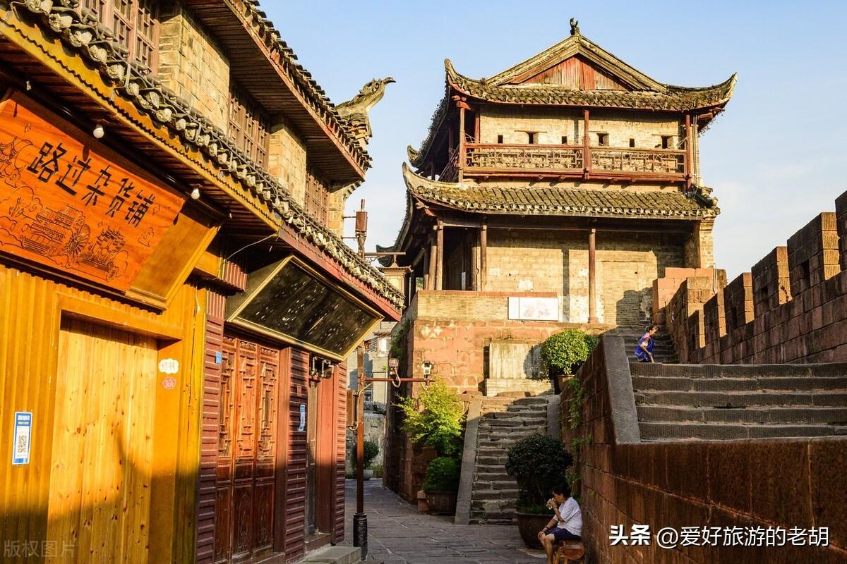 两个人去凤凰古城需要多少钱(去凤凰古城玩一次大概多少钱)