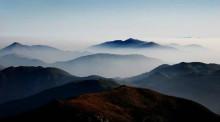 2、东白山脉山脉连绵起伏，连绵逶迤，层峦叠嶂，雄伟壮观，雄奇险峻奇秀俊秀多云雾，奇峰异石耸立于峰巅。