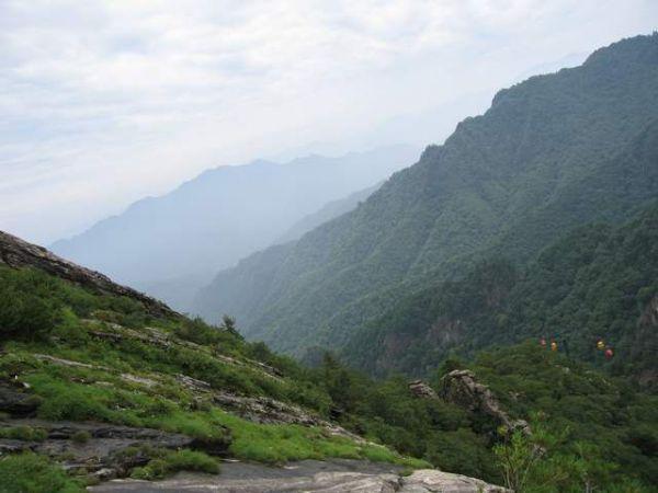 1、东南白山景区位于东白山镇境内，属国家级森林公园范围，海拔1034米。