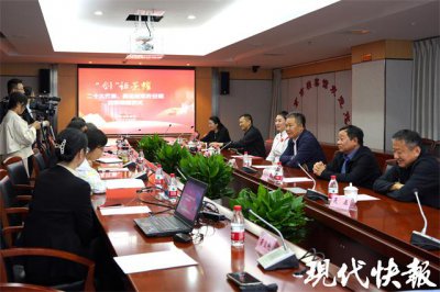 ​“剑”证荣耀！奥运冠军许安琪向南京市档案馆捐赠 60 多件个人档案