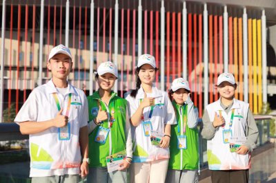 ​“学霸笔记”在手，大小问题不愁！这群进博会志愿者各显神通