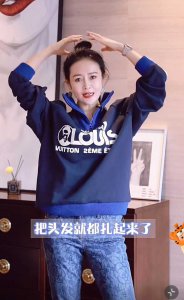 ​卫衣配啥发型（穿卫衣扎什么头发最好看）
