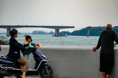 ​凌晨5点半的广州沥心沙大桥，那些为生计奔波的人们随桥面坠落