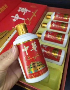​物流运白酒多少钱一箱(高仿白酒多少钱一箱)