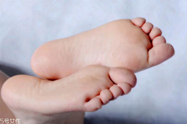 冬天脚冰凉用什么泡脚 女人冬天手脚冰凉的原因