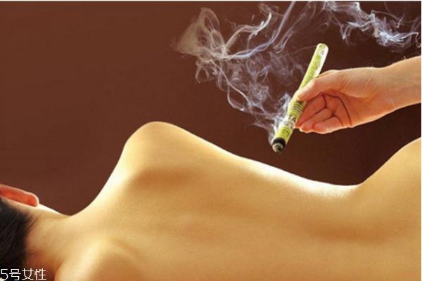 冬天脚冰凉用什么泡脚 女人冬天手脚冰凉的原因