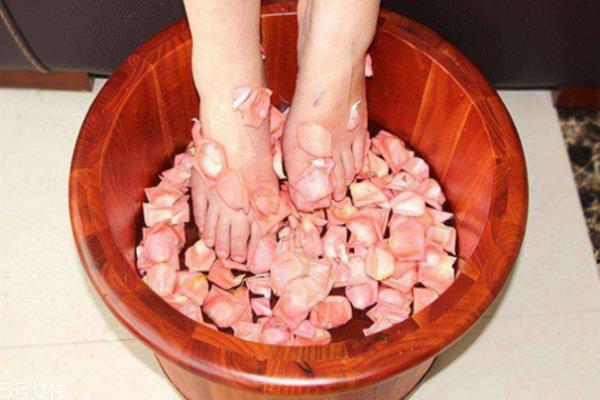 冬天脚冰凉用什么泡脚 女人冬天手脚冰凉的原因