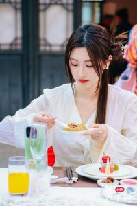 ​「惜命」的年轻人，爱上在小红书「新中式养生」