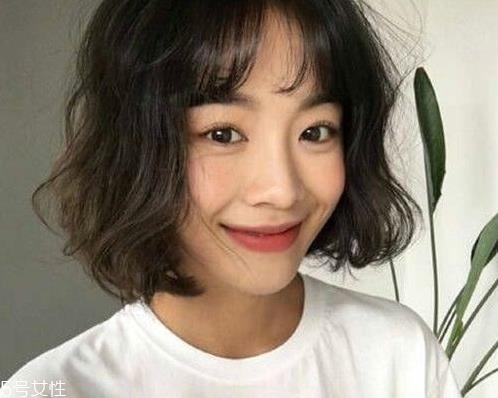 好看的女生短卷发发型推荐 夏天适合的短发发型图片推荐