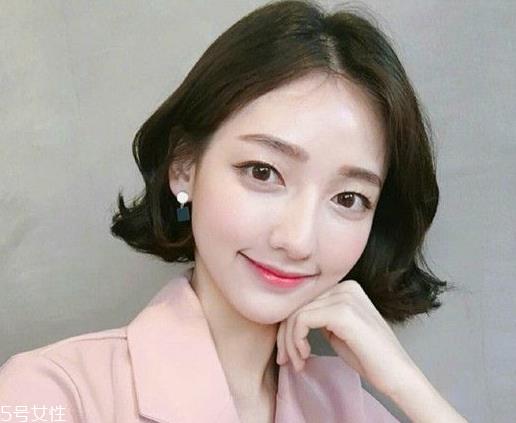 好看的女生短卷发发型推荐 夏天适合的短发发型图片推荐