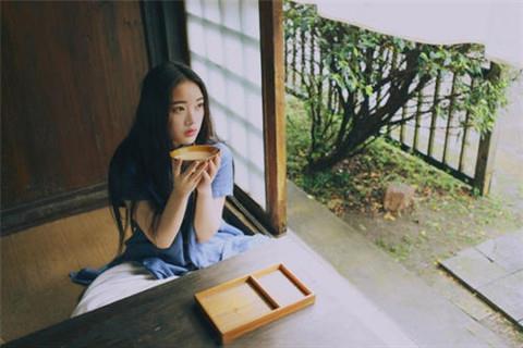 女生因为心情不好说无语
