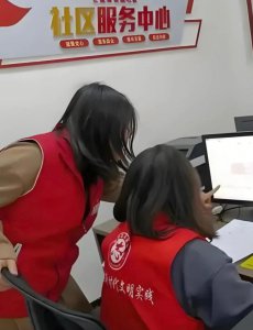​无法考公的中年人，开始争抢社区劳务派遣