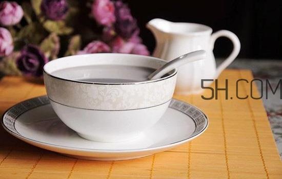 黑芝麻糊用开水冲还是温开水？黑芝麻糊养胃吗？