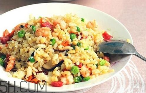 蛋炒饭什么时候放蛋？蛋炒饭什么时候放盐