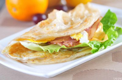​手抓饼怎么把鸡蛋打在饼里面 手抓饼先鸡蛋还是先放饼