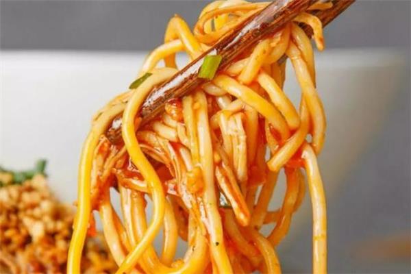 凉面是用生菜油泼还是熟菜油 凉面什么时候放油