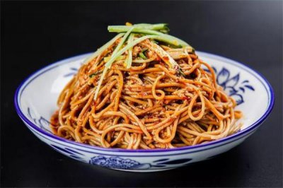​凉面是用生菜油泼还是熟菜油 凉面什么时候放油