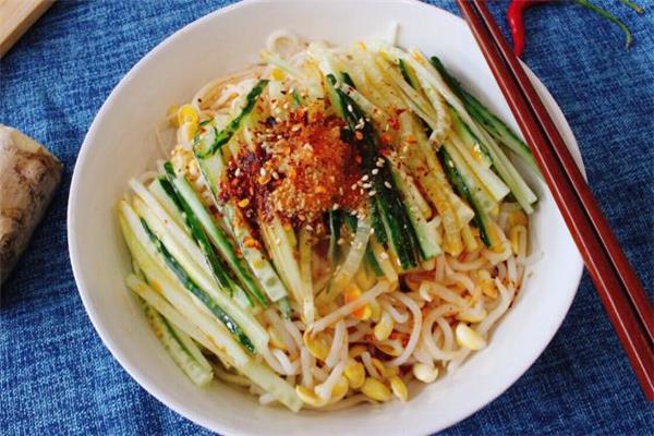 凉面是用生菜油泼还是熟菜油 凉面什么时候放油