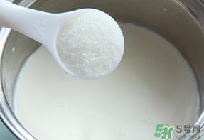 面糊用热水还是凉水？面糊是用热水调还是用凉水调？