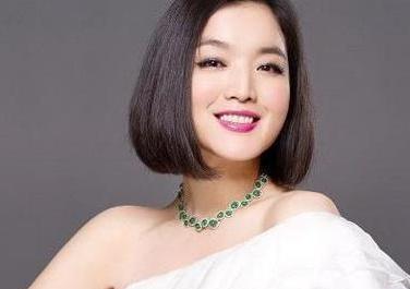 《蒙面》史上最难猜嘉宾，曾8次登上春晚舞台，揭面后震惊全场！