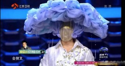 ​《蒙面》史上最难猜嘉宾，曾8次登上春晚舞台，揭面后震惊全场！