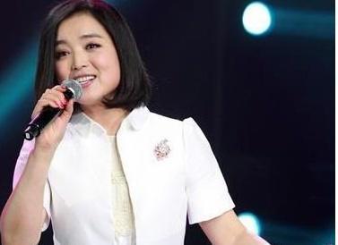 《蒙面》史上最难猜嘉宾，曾8次登上春晚舞台，揭面后震惊全场！