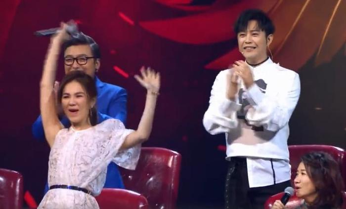 《蒙面唱将》迎来重磅大咖，一出声猜评团起立欢呼，观众拍手叫好
