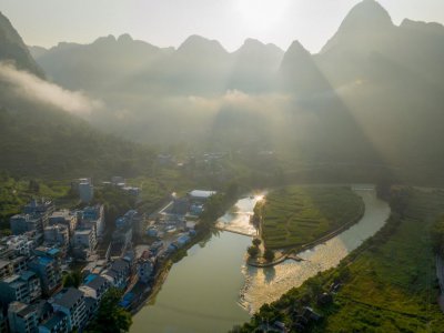 ​大城市的老人，疯狂涌入小城