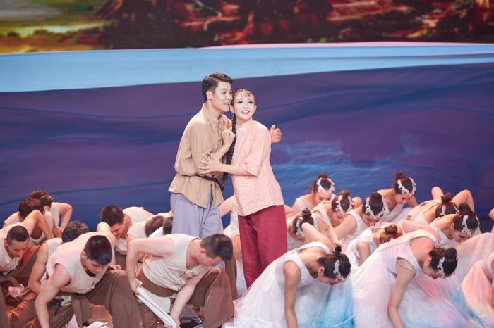 《魅力中国城》国际舞台汇聚多元文化玉树庆阳“兄弟之城”平分秋