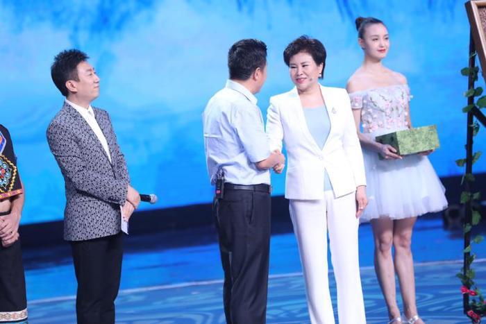 《魅力中国城》国际舞台汇聚多元文化玉树庆阳“兄弟之城”平分秋