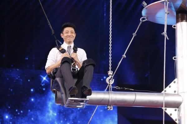《蒙面唱将》史上最难猜歌手，华语乐坛查无此人，揭面后全场起立