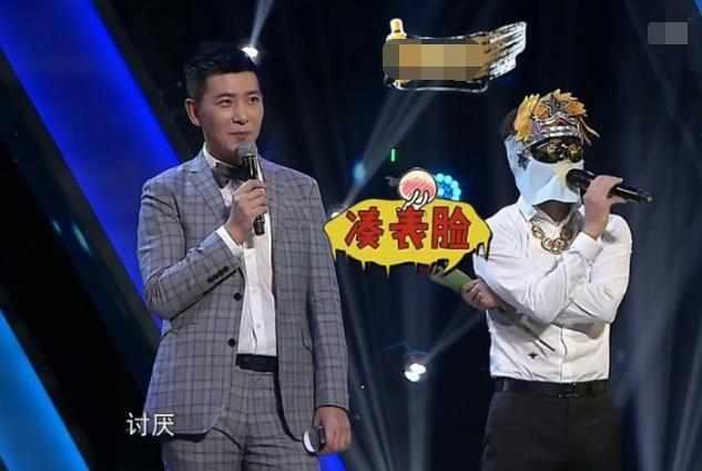 《蒙面唱将》史上最难猜歌手，华语乐坛查无此人，揭面后全场起立