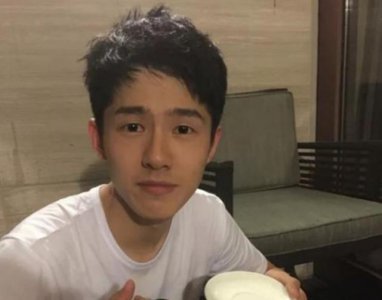 ​刘昊然被男粉叫宝贝,旁边彭昱畅表情吸睛,为啥他粉丝缘这么好?