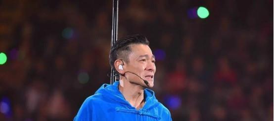 刘德华中途突然宣布演唱会取消，含泪致歉，妻子第一时间为他打气