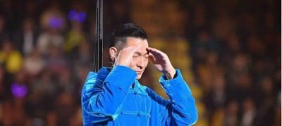 ​刘德华中途突然宣布演唱会取消，含泪致歉，妻子第一时间为他打气