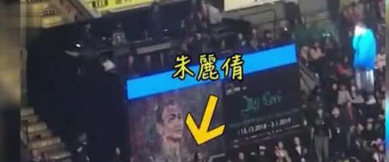 刘德华中途突然宣布演唱会取消，含泪致歉，妻子第一时间为他打气