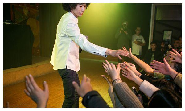 《我的滑板鞋》原唱者庞麦郎，从一夜爆红到无人问津，其现状如何