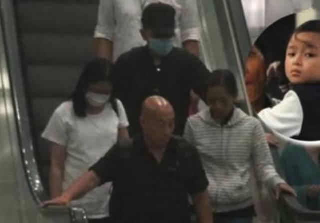 刘德华一家三口机场近照曝光，十几人陪护，网友：天王大排场！