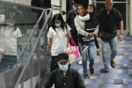 刘德华一家三口机场近照曝光，十几人陪护，网友：天王大排场！