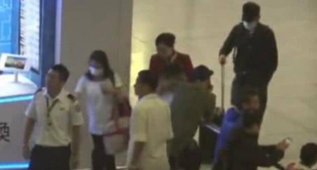 刘德华一家三口机场近照曝光，十几人陪护，网友：天王大排场！