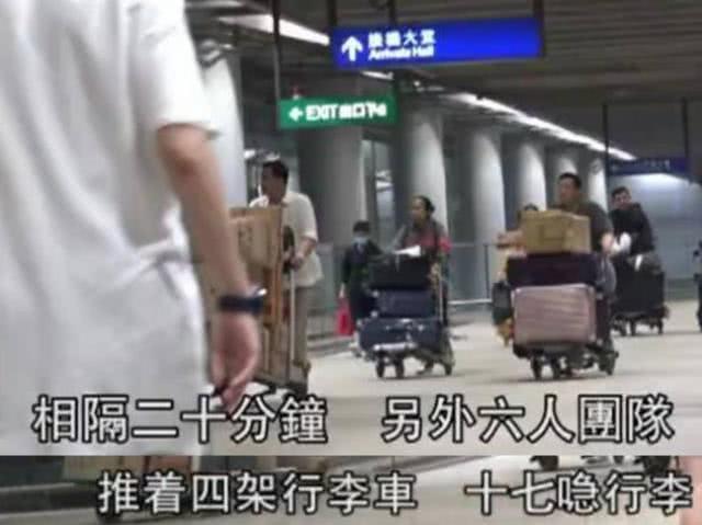 刘德华一家三口机场近照曝光，十几人陪护，网友：天王大排场！