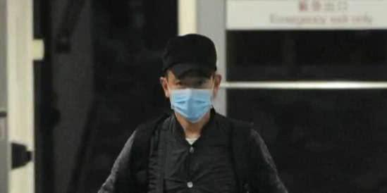 刘德华一家三口机场近照曝光，十几人陪护，网友：天王大排场！