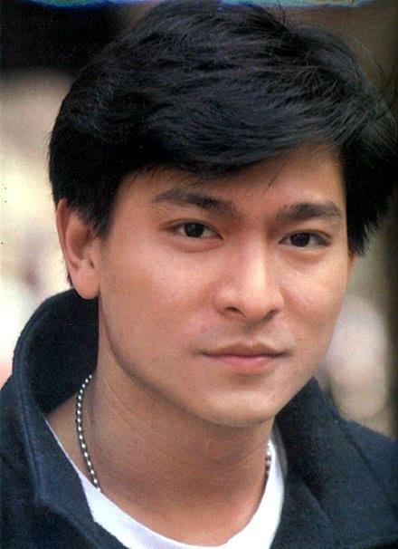 刘德华一家三口机场近照曝光，十几人陪护，网友：天王大排场！