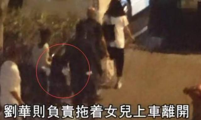 刘德华一家三口机场近照曝光，十几人陪护，网友：天王大排场！