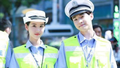 ​刘宪华与陈都灵相拥亲吻拍大片，表情满足！网友：这俩有苗头哦