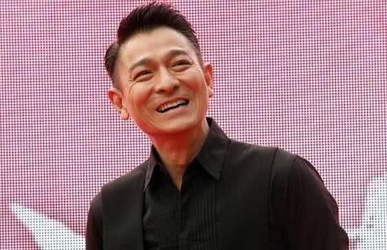 刘德华全面复工心情好，面带笑容与剧组同吃同住很亲民
