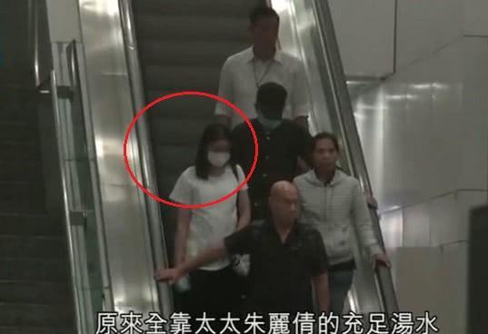 刘德华全面复工心情好，面带笑容与剧组同吃同住很亲民