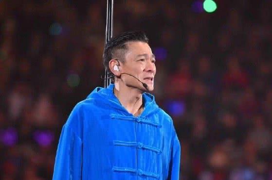 刘德华全面复工心情好，面带笑容与剧组同吃同住很亲民