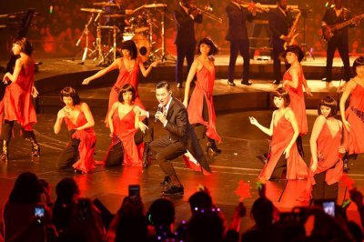 ​刘德华香港演唱会连开20场 万人合唱欢度平安夜
