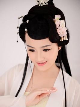 《折桂令·春情》平生不会相思，才会相思，便害相思
